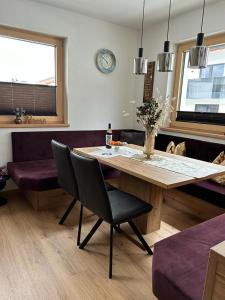 una sala da pranzo con tavolo e sedie in legno di Alpenoase a Schwendau