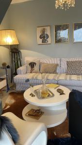 a living room with a couch and a table at Le Clos Du Moulin 2 - Maison et jardin, proche Avignon, en Provence in Entraigues-sur-la-Sorgue