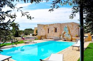 Villa con giardino e piscina privata 45 في مارينا دي بيسكولوس: مسبح كبير امام مبنى