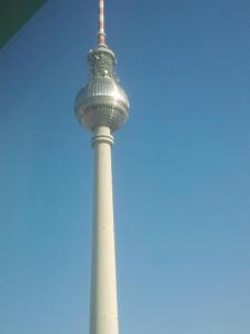 una torre blanca alta con un cielo azul claro en Mitte von Mitte - Blick auf den Turm en Berlín