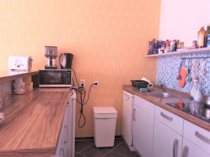 eine Küche mit einem Laptop auf der Theke in der Unterkunft Mitte von Mitte - Blick auf den Turm in Berlin