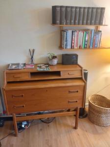 - une commode en bois dans une chambre avec une étagère dans l'établissement Mitte von Mitte - Blick auf den Turm, à Berlin