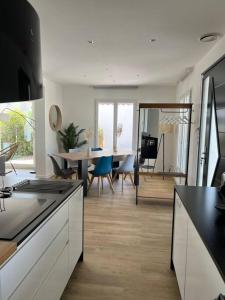 Kuchyň nebo kuchyňský kout v ubytování Maison avec piscine chauffée