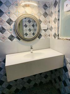 卡蘭古特的住宿－Goa Divine Candolim，一间带水槽和镜子的浴室