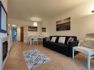 - un salon avec un canapé et une table dans l'établissement Albufeira Valley 2 With Pool by Homing, à Albufeira