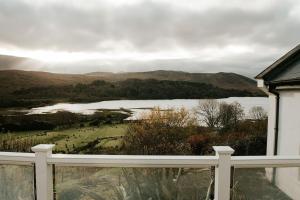 - une vue sur le lac depuis le balcon d'une maison dans l'établissement Seoidín House, à Gweedore