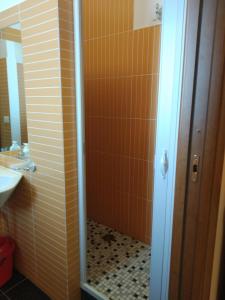 y baño con ducha y lavamanos. en Case Vacanze Residence Trinacria, en Acireale