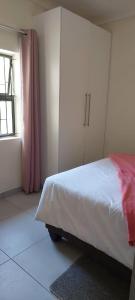 Cama o camas de una habitación en Khanyisa Accommodation Services
