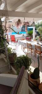 un patio con piscina, mesas y sillas en A casa di Sandra, costa dei Trabocchi, en Paglieta