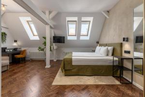 - une chambre avec un lit et un bureau dans l'établissement Konventa Sēta Hotel Keystone Collection, à Riga