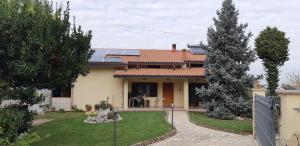 una casa con paneles solares en el techo en A casa di Sandra, costa dei Trabocchi, en Paglieta