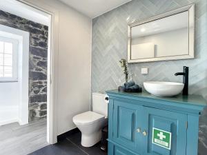 een badkamer met een blauwe kast en een wastafel bij Casa da Horta by Atlantic Holiday in Santa Cruz +30 foto's