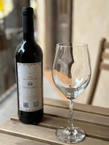 una botella de vino junto a una copa de vino en San Torino en Tlaxcala de Xicohténcatl