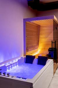 Warowna 2 Premium Spa Jacuzzi & Sauna في بيشتنا: غرفة مع سرير في غرفة مع أضواء