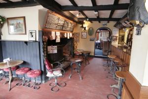Khu vực lounge/bar tại The Talbot at Knightwick