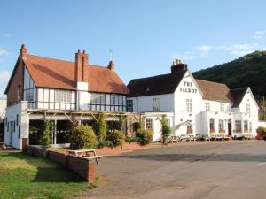 un grande edificio bianco con un cartello che legge l'arpia di The Talbot at Knightwick a Broadwas