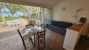 a living room with a table and a couch at Ferienhaus La Belle Vie mit Garten, Meerblick, Gemeinschaftspool, 3 Minuten zum Meer in Agay - Saint Raphael