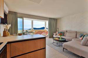 Posezení v ubytování Luxuriöses Apartment Julie, familienfreundlich, Pools, Sportaktivitäten, Meerblick by Riviera Homelife Management