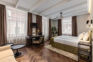 里加的住宿－Konventa Sēta Hotel Keystone Collection，配有一张床和一张书桌的酒店客房