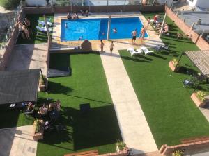 an overhead view of a pool with people standing around it at Hotel Cuatro Plazas in Casilda