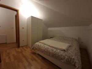 sypialnia z łóżkiem i komodą w obiekcie Apartman Sesvete w mieście Sesvete