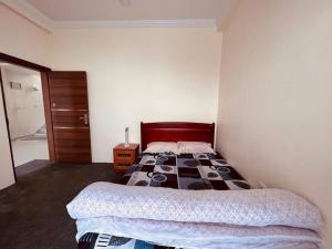1 Schlafzimmer mit 2 Betten in einem Zimmer in der Unterkunft A beautiful cozy modern house. in Siddharthanagar
