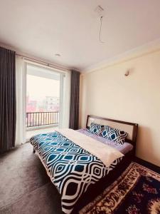 ein Schlafzimmer mit einem Bett und einem großen Fenster in der Unterkunft A beautiful cozy modern house. in Siddharthanagar
