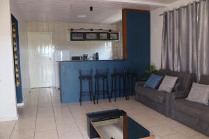 a living room with a couch and a kitchen at Casa de Temporada em Gramado in Gramado
