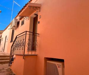 um edifício laranja com uma varanda e um micro-ondas em Nel cuore della città em La Maddalena