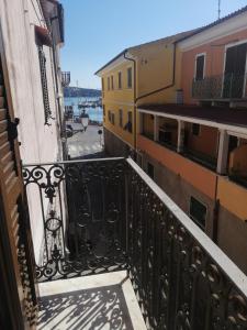 uma varanda de um edifício com vista para a água em Nel cuore della città em La Maddalena