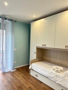 um quarto com uma cama com armários brancos em Elegante dimora con biliardino x5 persone, Salerno em Battipaglia