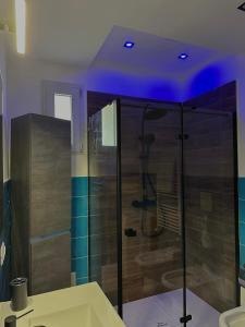 uma casa de banho com chuveiro e tecto roxo em Elegante dimora con biliardino x5 persone, Salerno em Battipaglia