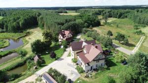 una vista aérea de una casa con un río en Czar Podlasia agroturystyka, en Osłowo