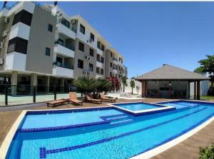 une grande piscine en face d'un bâtiment dans l'établissement Lindo apartamento, a 300 m da Praia dos Ingleses!, à Florianópolis