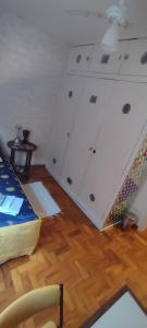 Zimmer mit einem Bett und Holzboden in der Unterkunft Casa da Cris Quiron in São Paulo