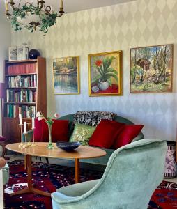 sala de estar con sofá y mesa en Villa Billerud, en Säffle