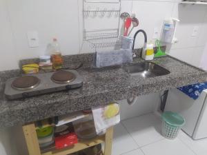 Kuchyňa alebo kuchynka v ubytovaní Kitnet Aconchegante próx. ao centro da Cidade(102)