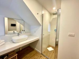 uma casa de banho com um lavatório e um chuveiro em Blanco B&B - Group em Trani