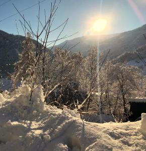 uma pilha de neve com o sol ao fundo em Chill Out Apartments em Landeck
