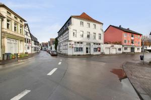 シュヴェーアテにあるSchwerter Altstadt Fewo 1の建物の並ぶ町の空き道