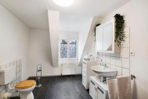 シュヴェーアテにあるSchwerter Altstadt Fewo 1のトイレと洗面台を備えた白いバスルーム +9枚の写真