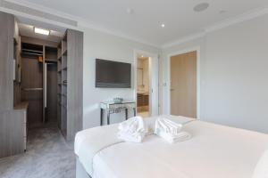Łóżko lub łóżka w pokoju w obiekcie Stunning 4 Bed Mansion - North London