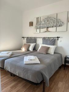 two beds sitting in a room with at Duplex Marina de Vilamoura in Vilamoura