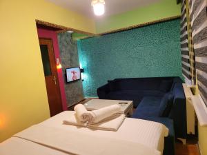 a small room with two beds and a couch at Sarı Köşk Butik Otel in Bursa