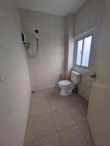 uma casa de banho com um WC e uma janela em Annabel's Resort em Ferrol