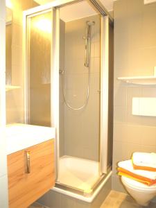 uma casa de banho com um chuveiro e um WC. em Doppelzimmer oder Appartement ohne Verpflegung em Ellmau