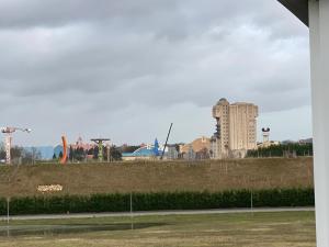 ein Blick auf eine Stadt mit Gebäuden im Hintergrund in der Unterkunft BLUE By Dream Apartments in Chessy