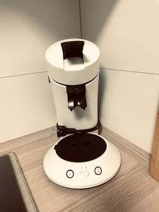 a coffee maker sitting on top of a counter at Köln Deutz Vintage Traumappartement in Cologne