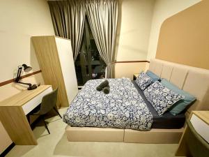 - une chambre avec un lit, un bureau et une fenêtre dans l'établissement Neu Suites, à Kuala Lumpur