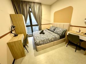 - une chambre avec un lit et un bureau dans l'établissement Neu Suites, à Kuala Lumpur
